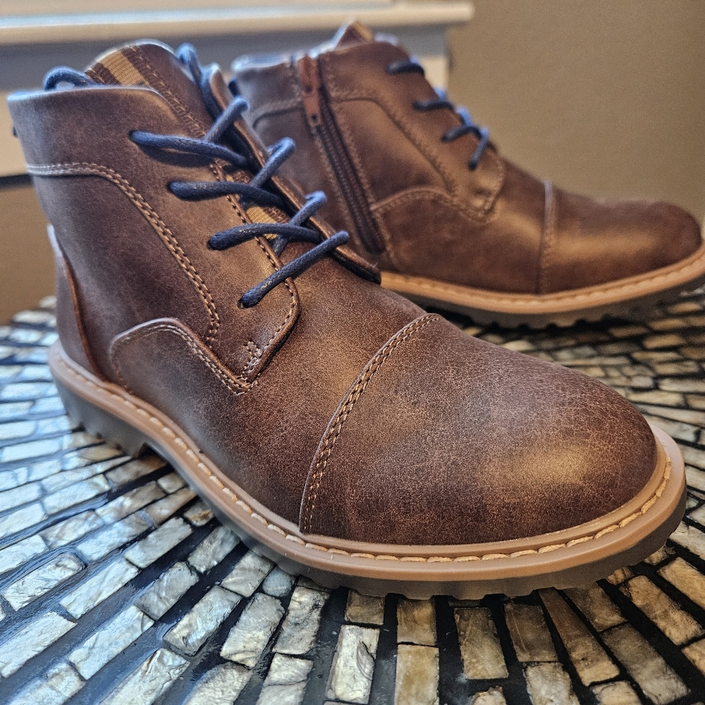 Kenneth Cole Biys Size 13 Boot BRAND NEW